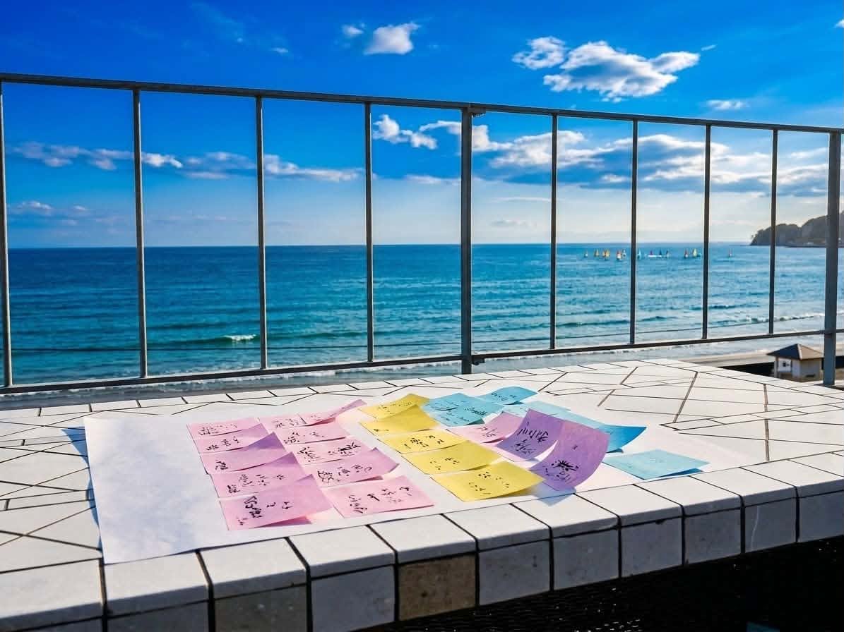 海を望むテラスのテーブルに、セッションで書き出したカードが色ごとに並べられている様子